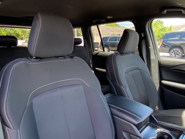 Used 2024 Jeep Grand Cherokee Laredo AWD/4WD image 21