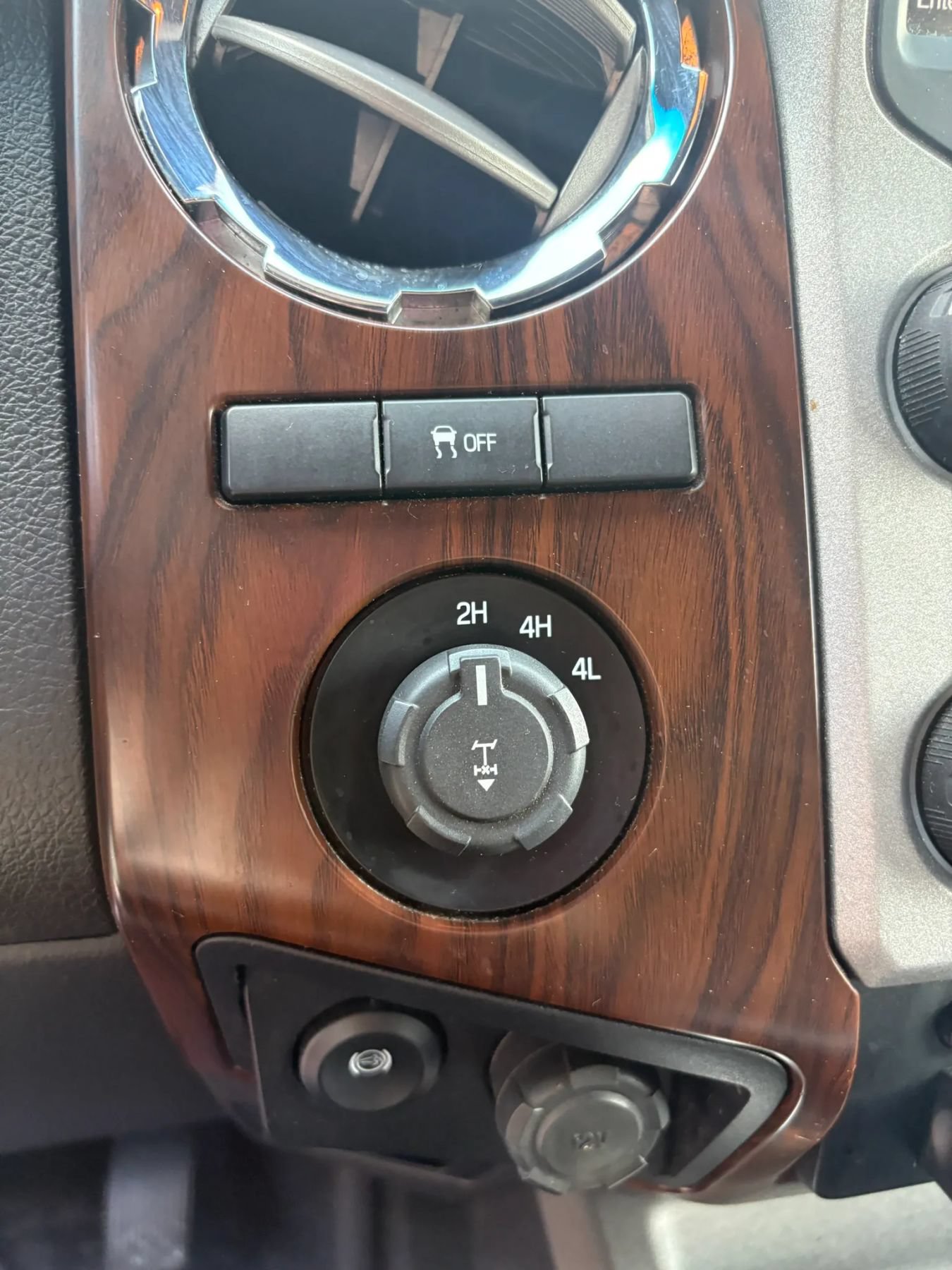 Used 2015 Ford F250 Lariat w/ Lariat Chrome Package AWD/4WD image 21