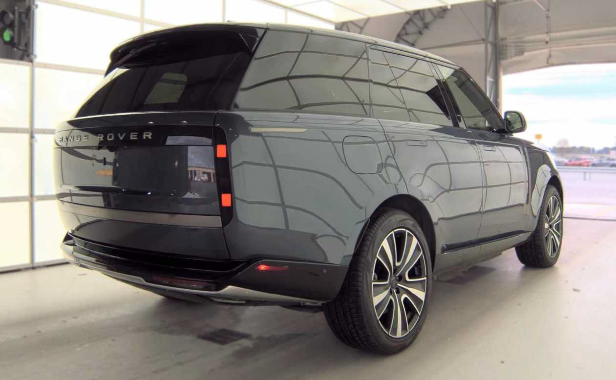 Used 2026 Land Rover Range Rover SE AWD/4WD image 3