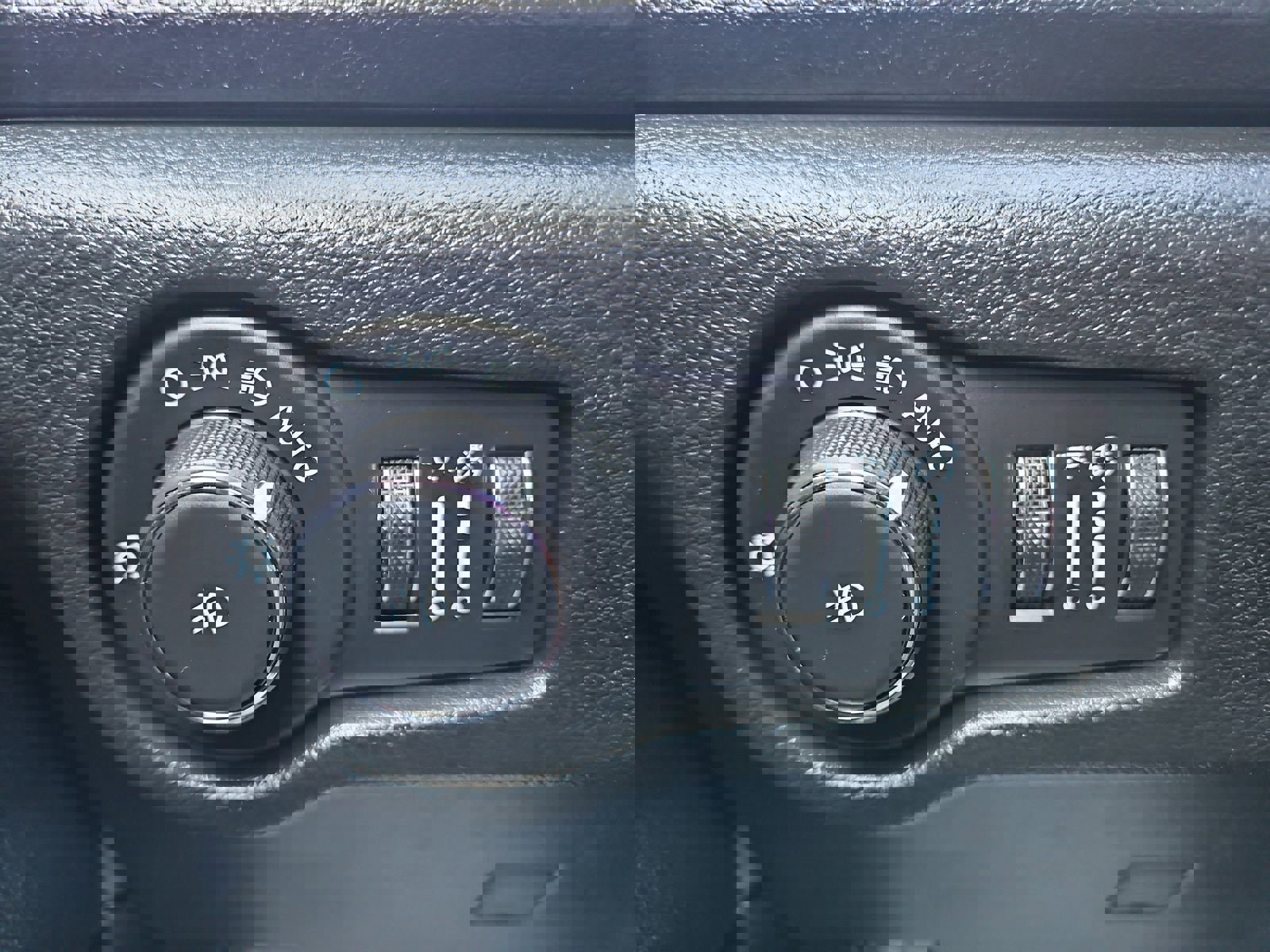 Used 2025 Chrysler Pacifica Select image 16