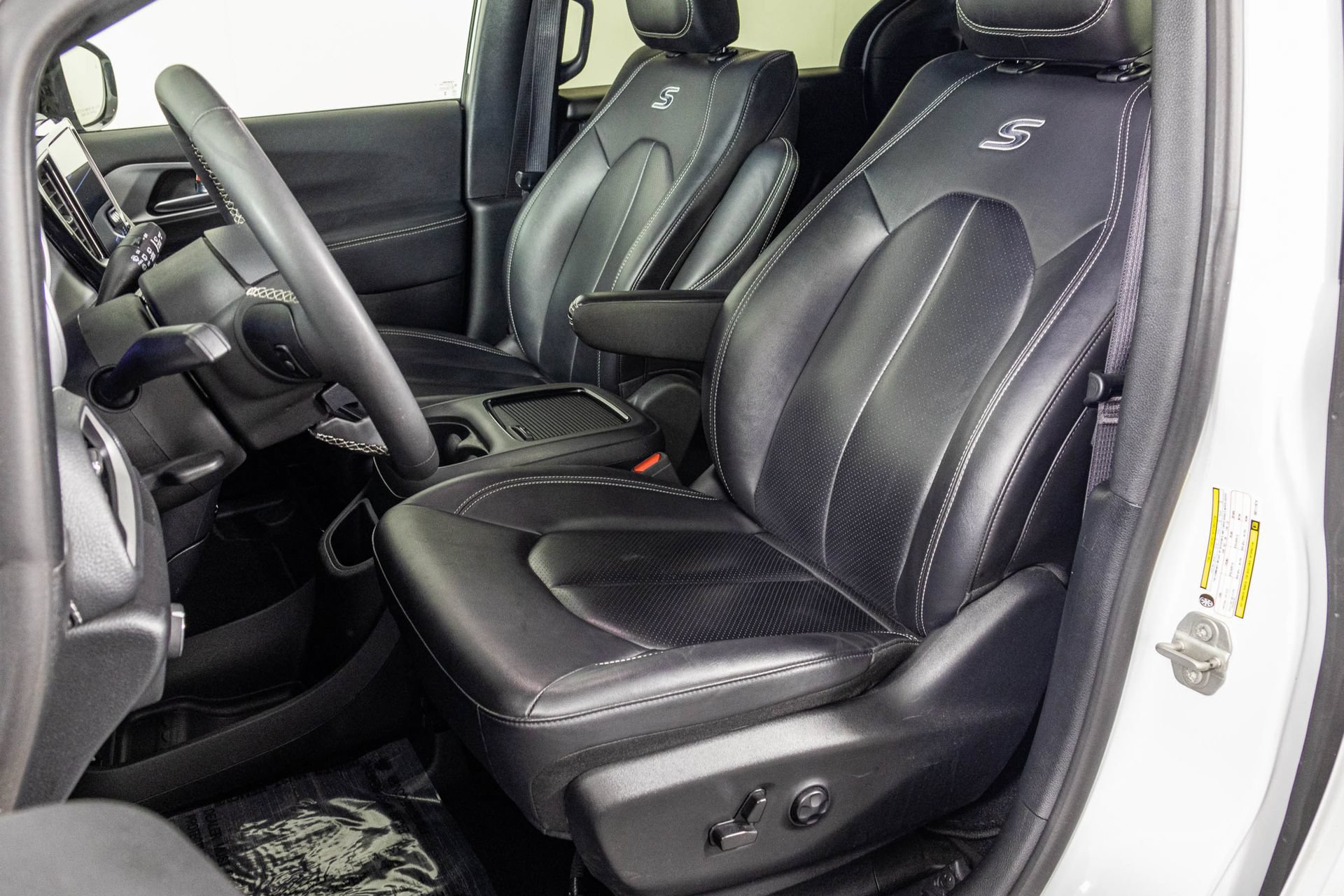 Used 2024 Chrysler Pacifica Limited FWD image 24