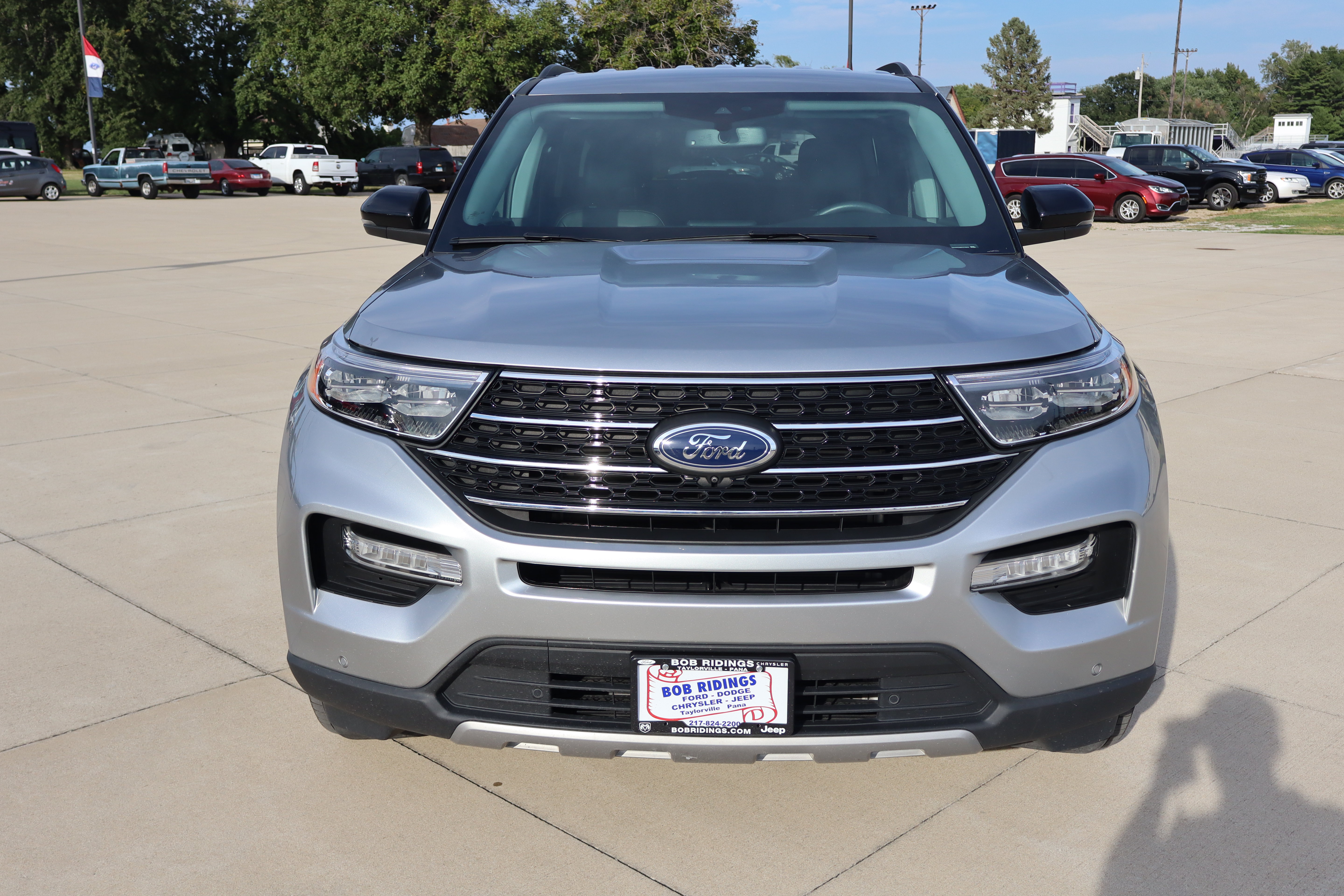 Used 2024 Ford Explorer XLT w/ Equipment Group 202A AWD/4WD image 3