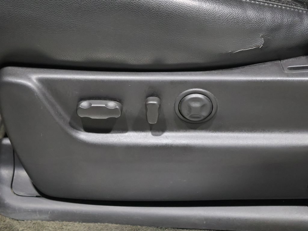 Used 2013 Chevrolet Avalanche LTZ AWD/4WD image 13