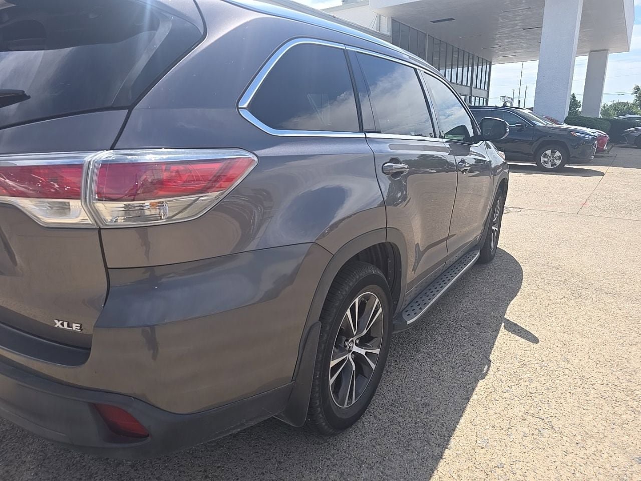 Used 2016 Toyota Highlander XLE FWD image 4