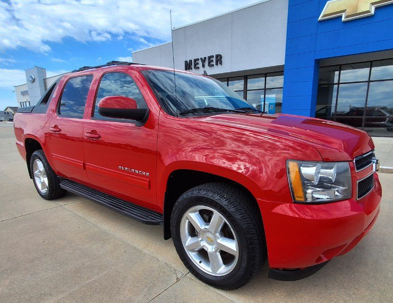 Used 2011 Chevrolet Avalanche LS w/ Convenience Package AWD/4WD image 2