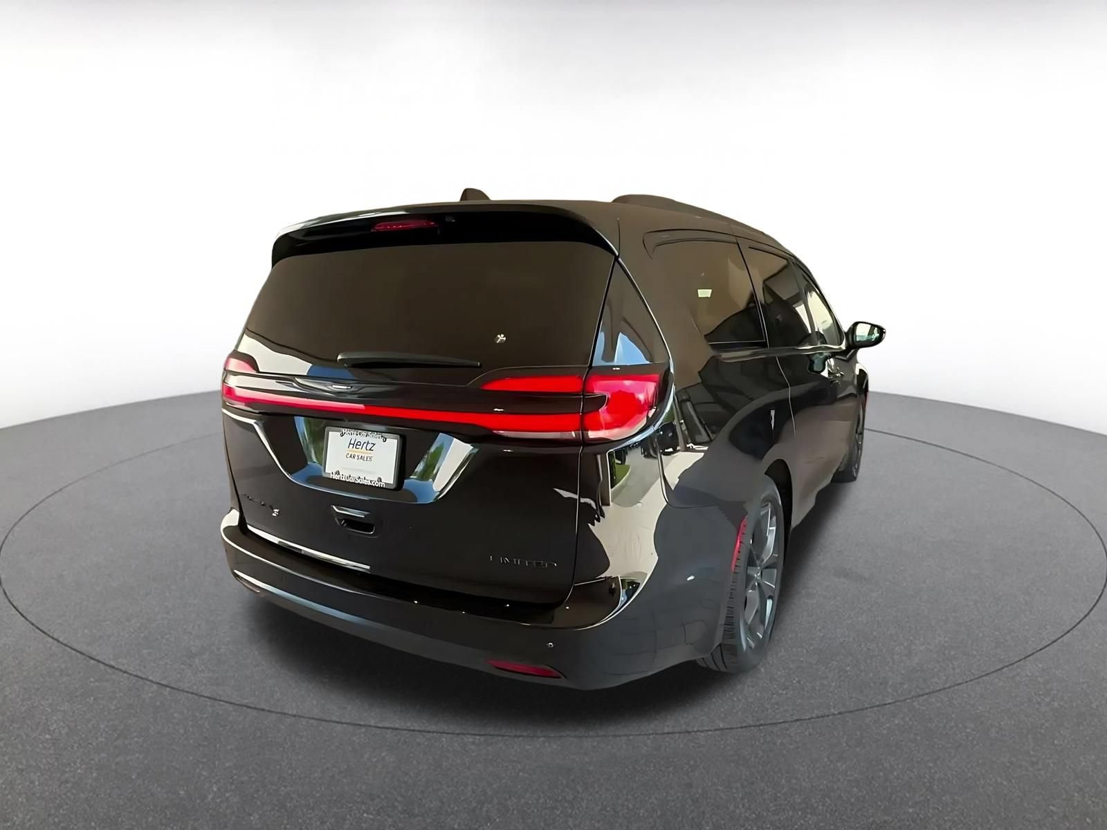 Used 2025 Chrysler Pacifica Limited FWD image 14