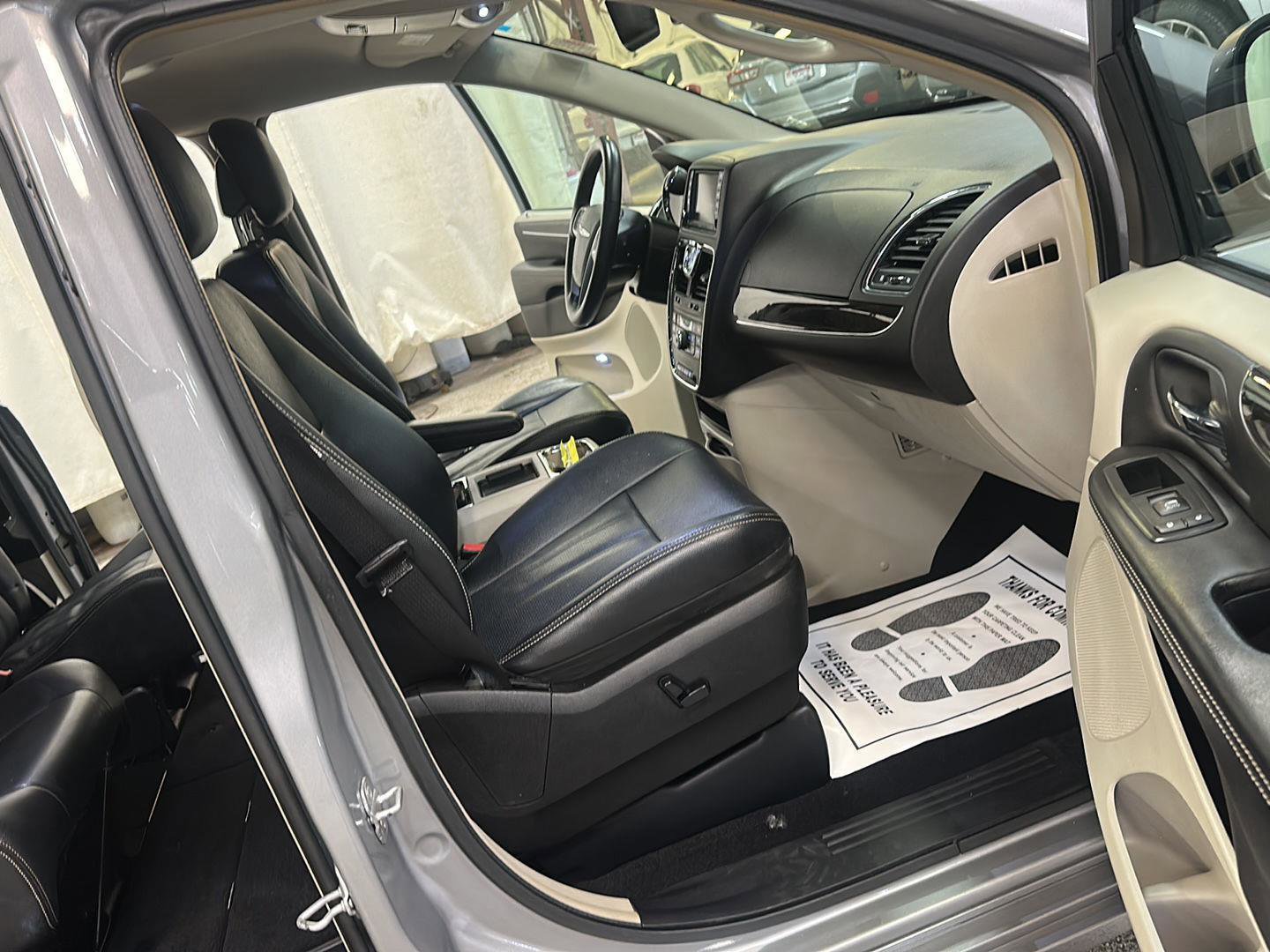 Used 2014 Chrysler Town & Country Touring-L w/ Driver Convenience Group image 28