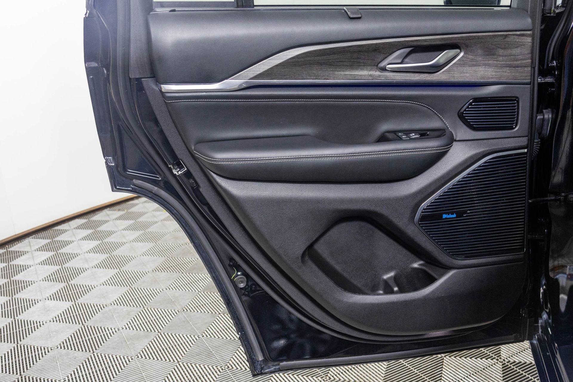 Used 2024 Jeep Grand Cherokee Overland w/ Luxury Tech Group IV image 44