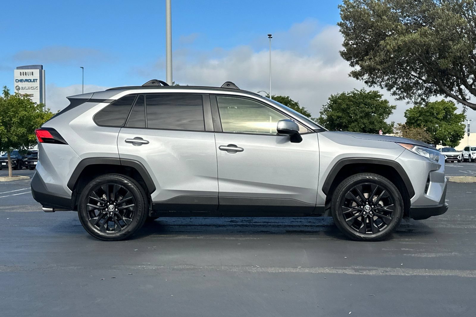 Used 2020 Toyota RAV4 XLE Premium FWD image 3