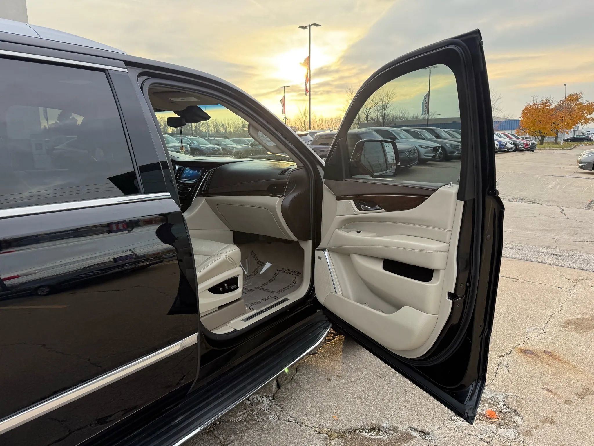 Used 2017 Cadillac Escalade ESV Luxury image 26