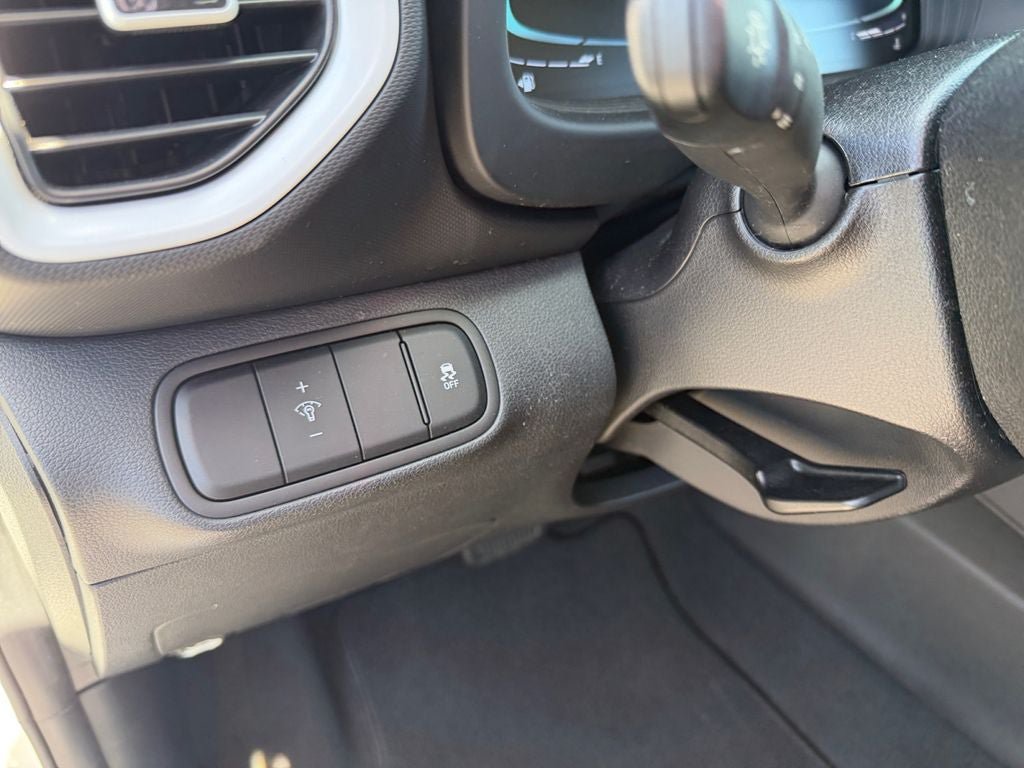 Used 2023 Hyundai Venue Limited FWD image 19