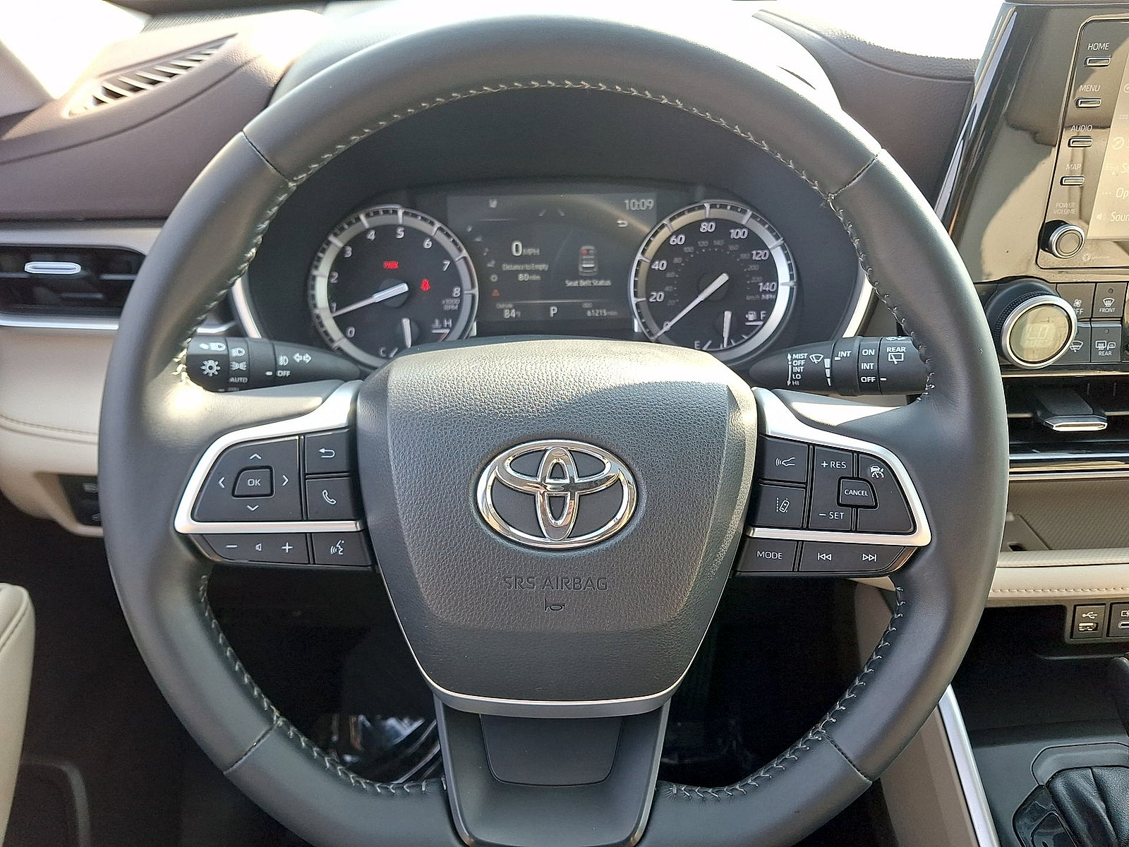 Used 2022 Toyota Highlander XLE AWD/4WD image 16