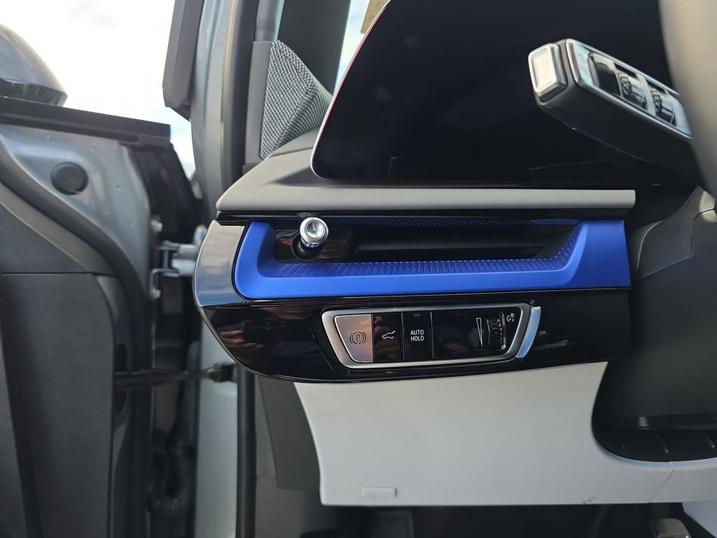 Used 2025 Cadillac Optiq Luxury 2 image 18