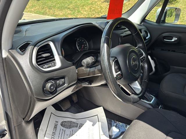 Used 2021 Jeep Renegade Latitude w/ Luxury Group I image 12