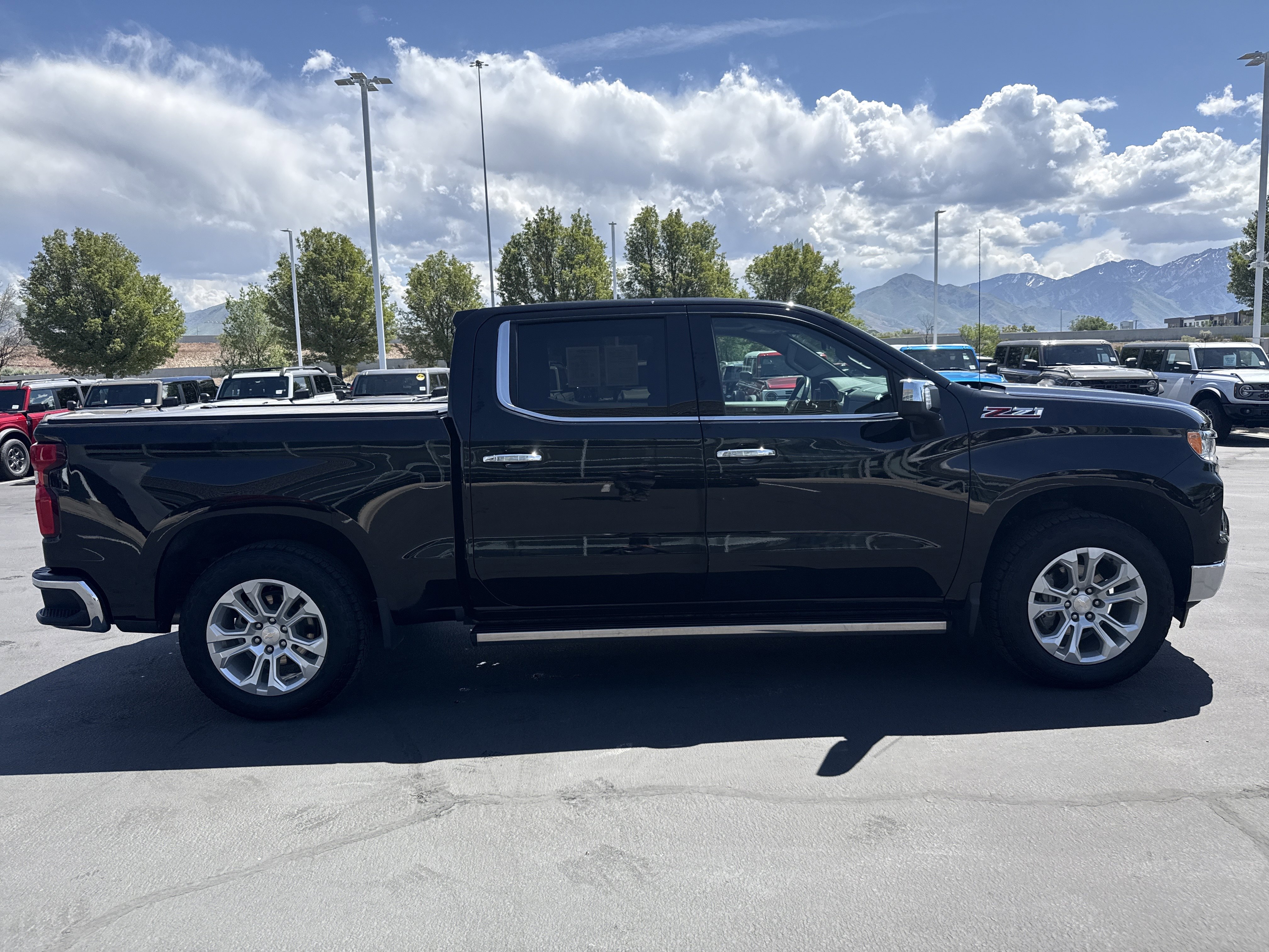 Used 2022 Chevrolet Silverado 1500 LTZ w/ LTZ Premium Package AWD/4WD image 6