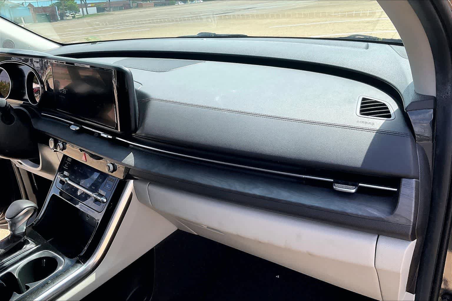 Used 2024 Kia Carnival EX FWD image 21