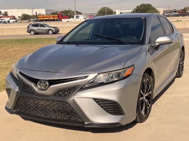 Used 2020 Toyota Camry SE w/ Carpet Mat Package FWD image 2