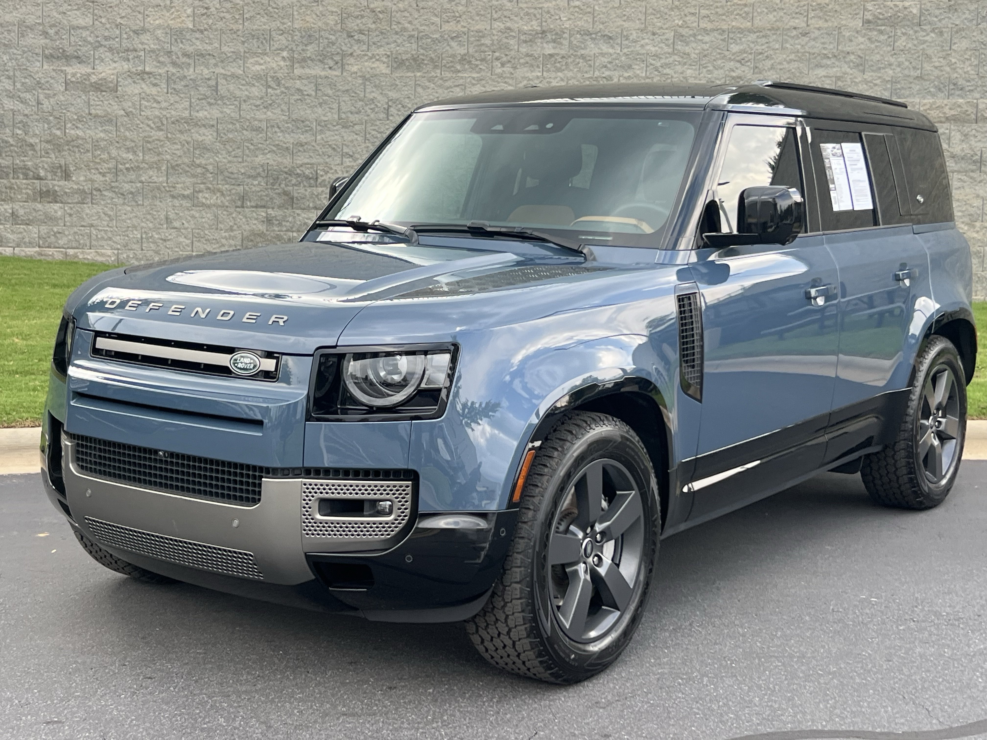 Used 2024 Land Rover Defender 110 X-Dynamic SE AWD/4WD image 2