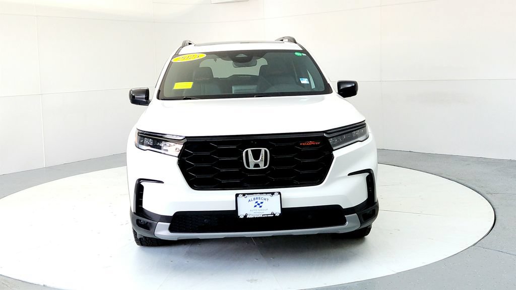 Used 2025 Honda Pilot TrailSport image 8