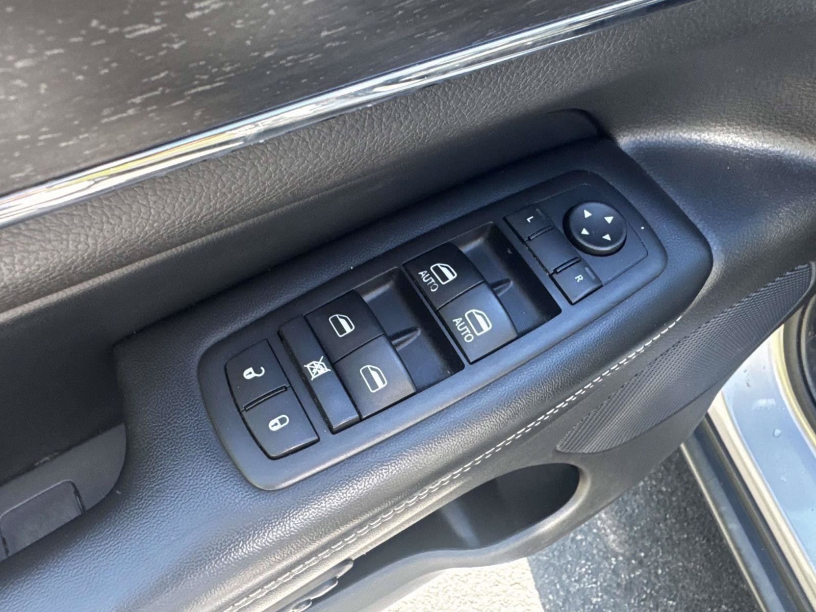 Used 2015 Jeep Grand Cherokee Limited w/ Luxury Group II AWD/4WD image 17