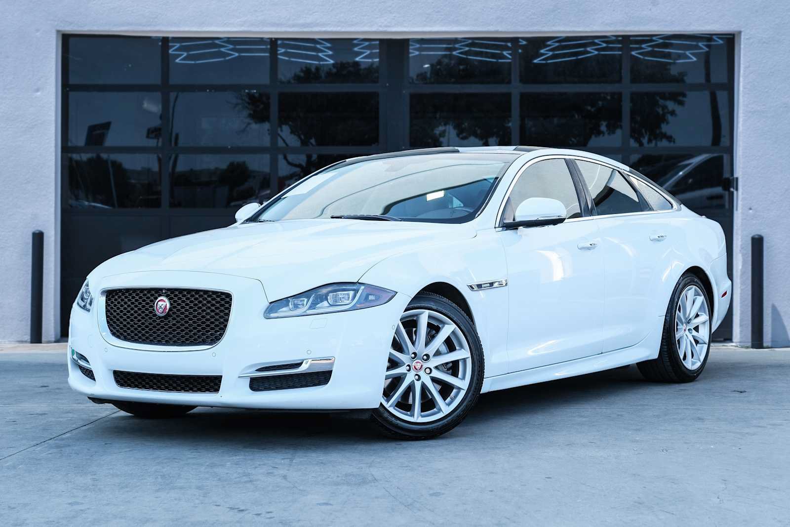 Used 2017 Jaguar XJ R-Sport RWD image 1