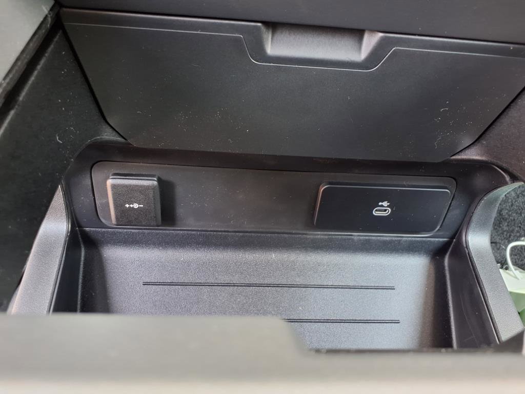 Certified 2025 Land Rover Defender 110 X-Dynamic SE image 29