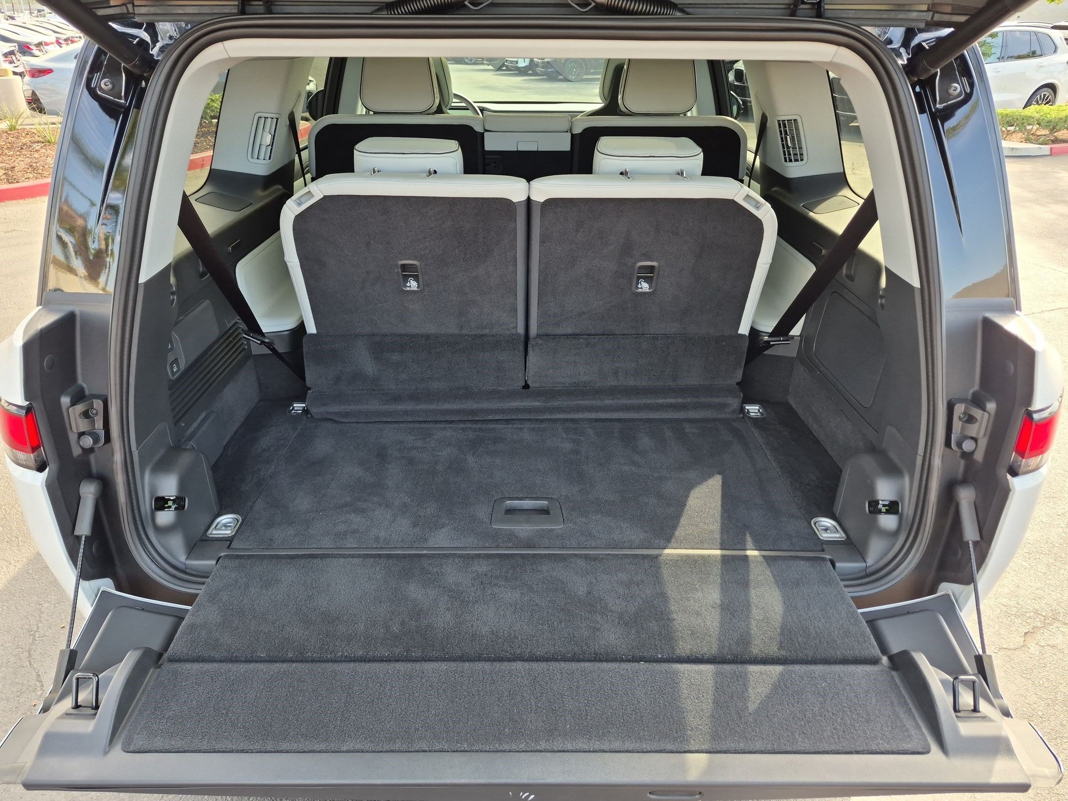 Used 2026 Rivian R1S Adventure AWD/4WD image 32