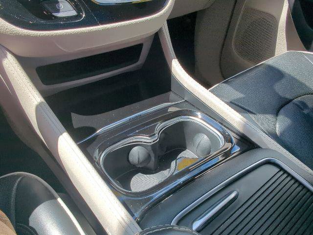 Certified 2024 Chrysler Pacifica Limited FWD image 19
