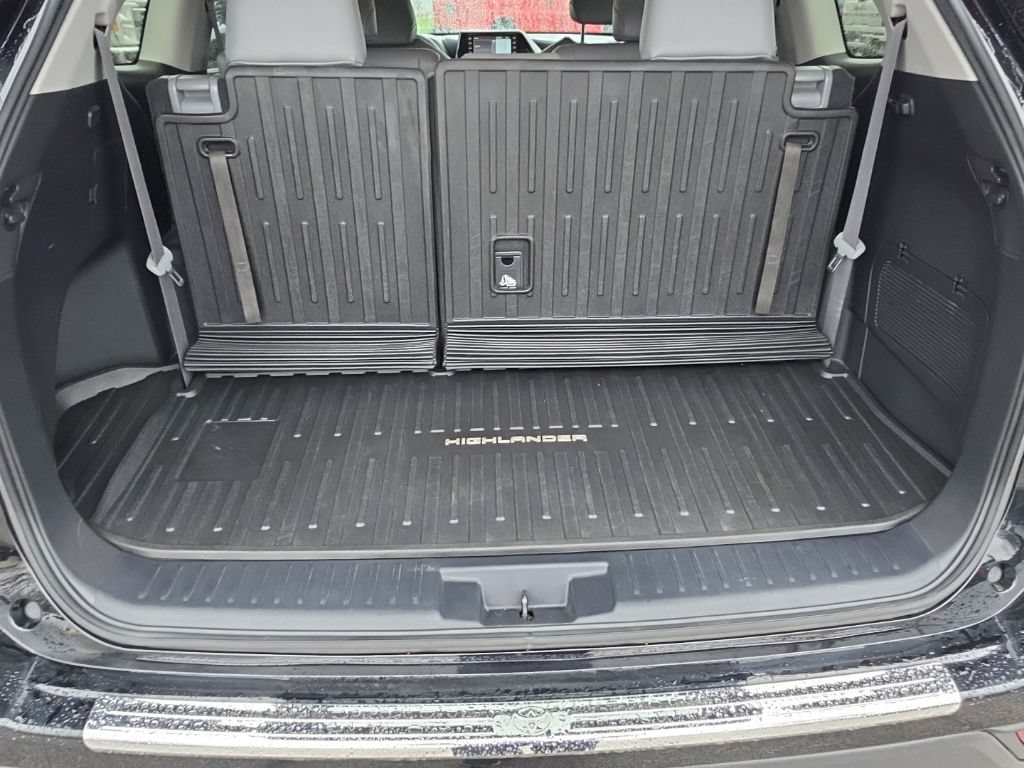 Used 2020 Toyota Highlander XLE AWD/4WD image 36