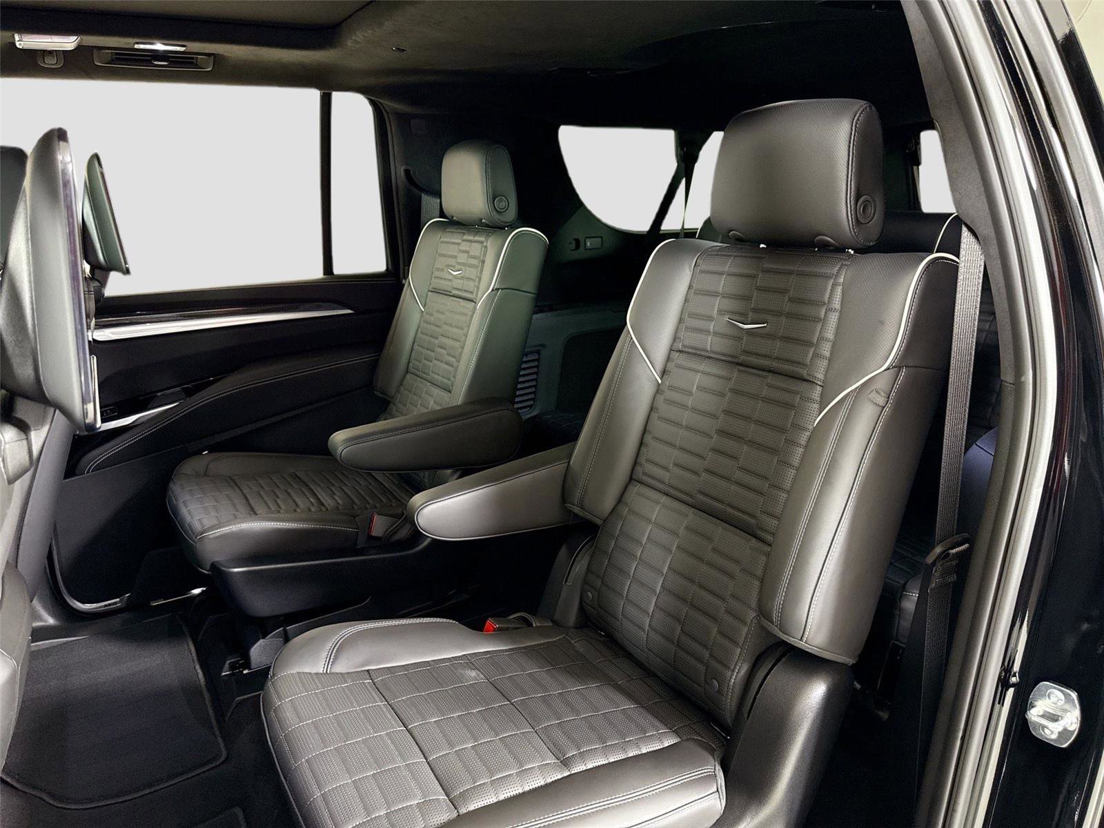 Used 2025 Cadillac Escalade ESV V w/ LPO, ONYX Package AWD/4WD image 27