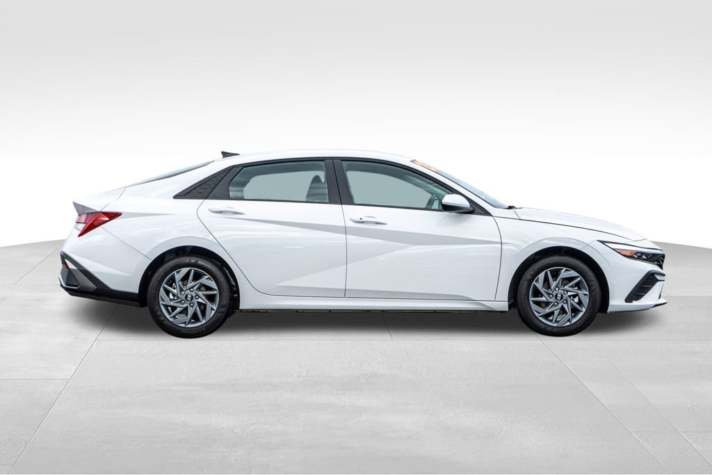 Certified 2025 Hyundai Elantra Blue image 9