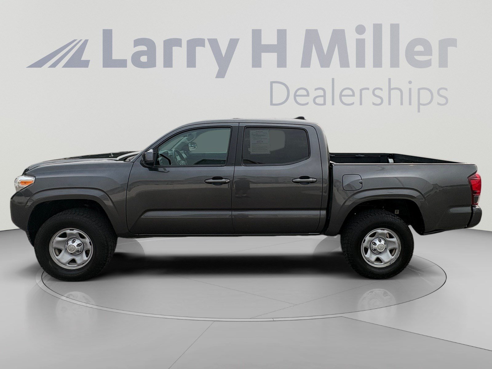 Used 2019 Toyota Tacoma SR AWD/4WD image 2