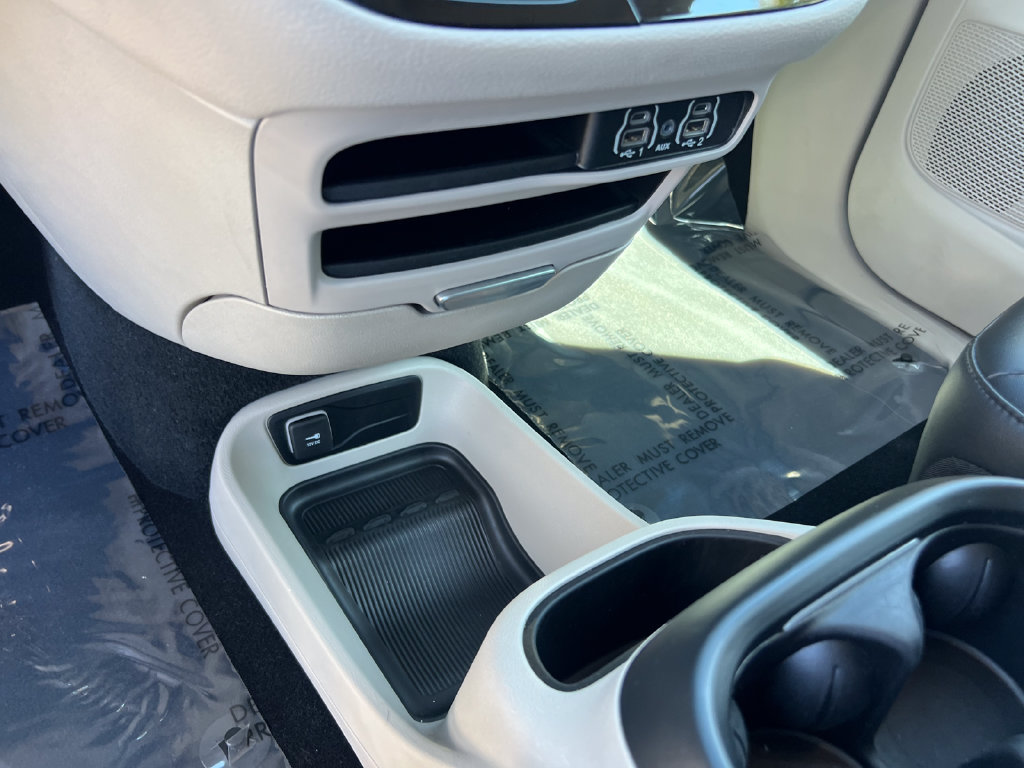 Used 2024 Chrysler Pacifica Limited FWD image 18