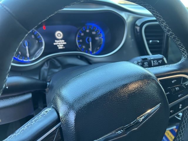 Used 2025 Chrysler Pacifica Select image 15