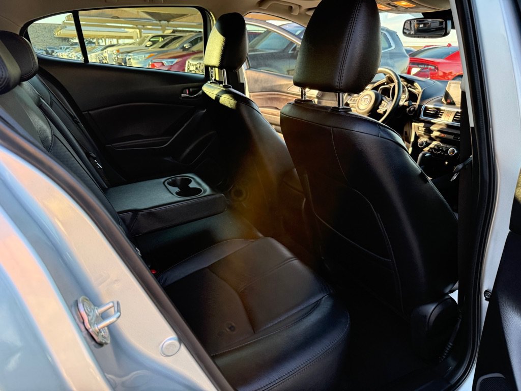 Used 2018 MAZDA MAZDA3 Grand Touring w/ Premium Equipment Package FWD image 17