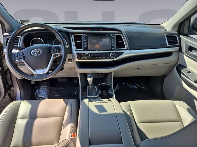 Used 2019 Toyota Highlander XLE AWD/4WD image 12