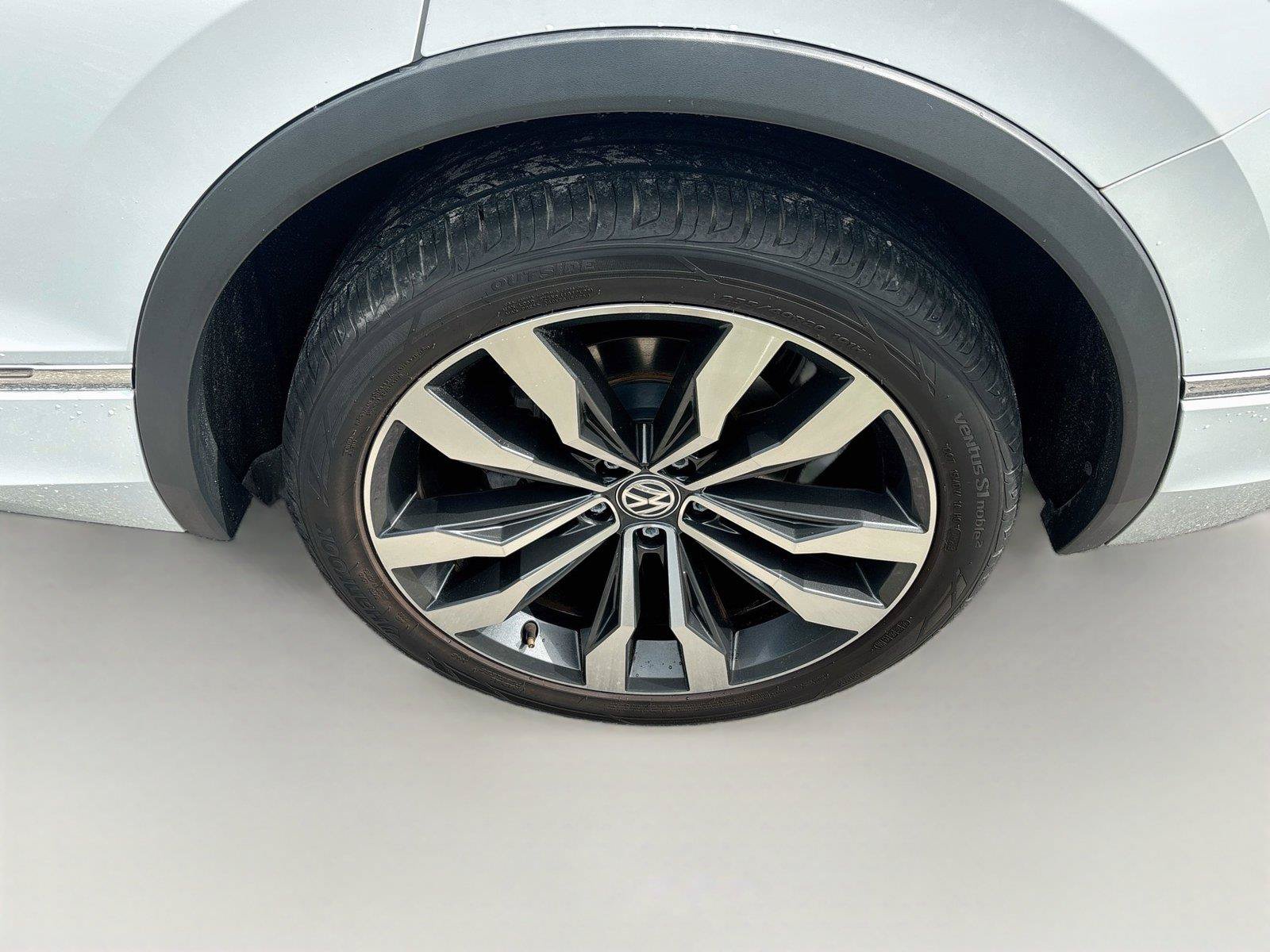 Used 2020 Volkswagen Tiguan SEL Premium R-Line w/ 3rd Row Seat Package AWD/4WD image 32