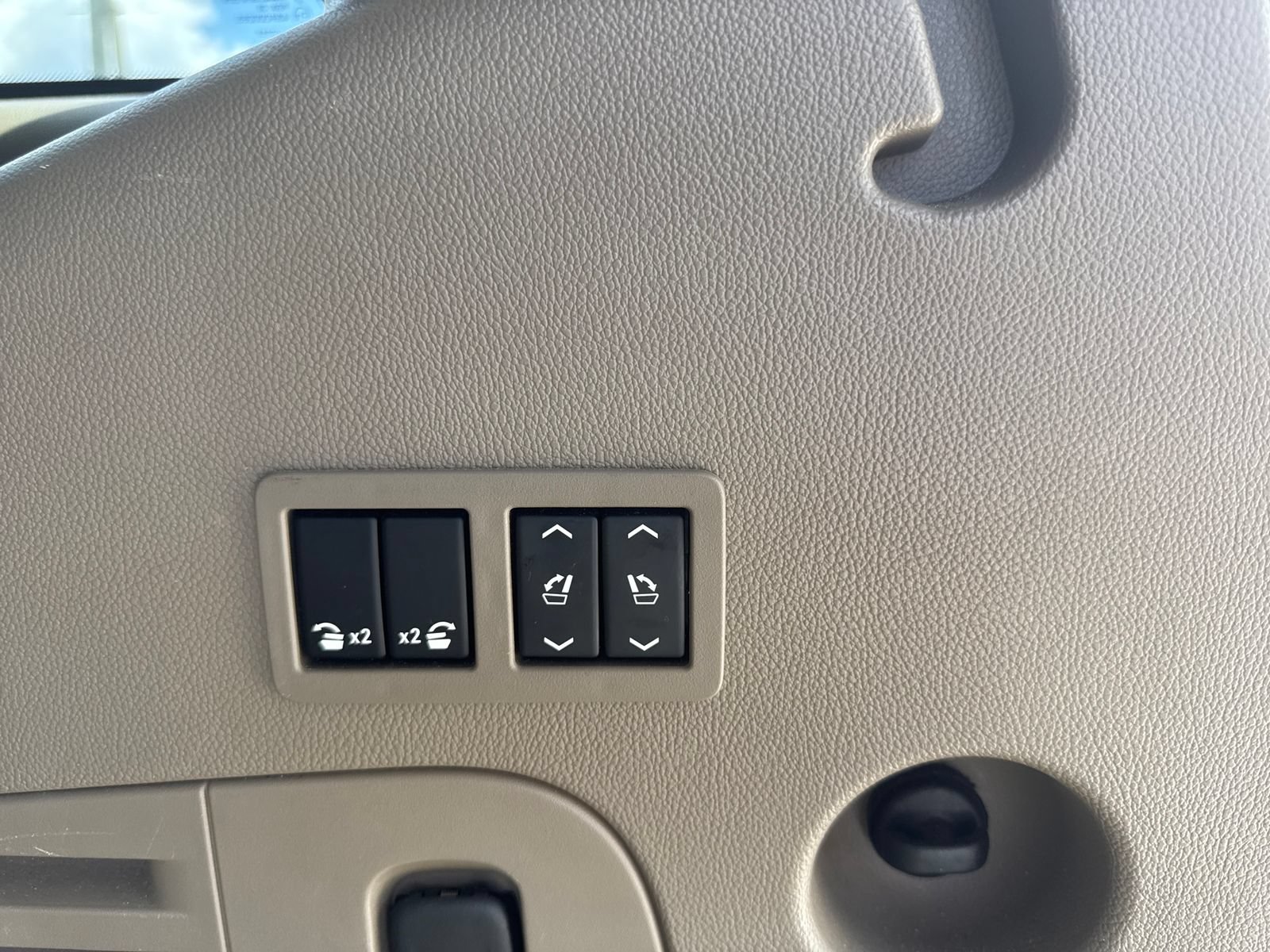 Used 2017 GMC Yukon SLT AWD/4WD image 33