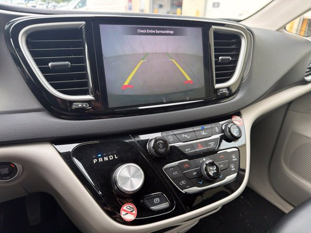 Used 2024 Chrysler Pacifica Touring-L FWD image 25
