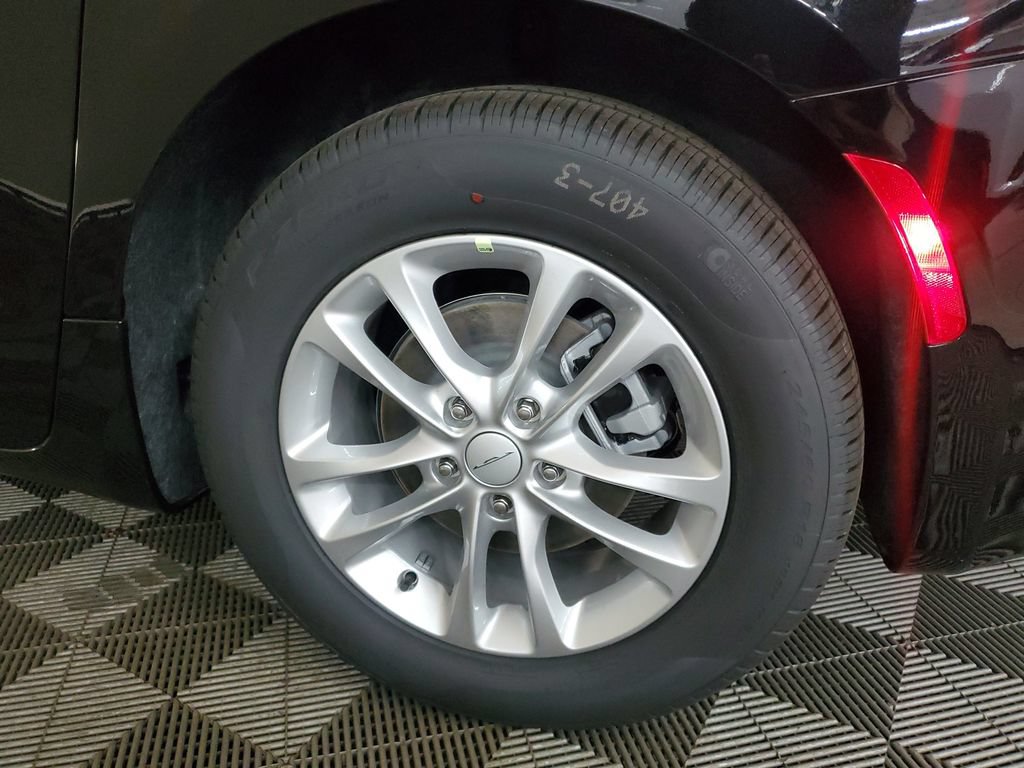 New 2027 Chrysler Pacifica Select FWD image 28