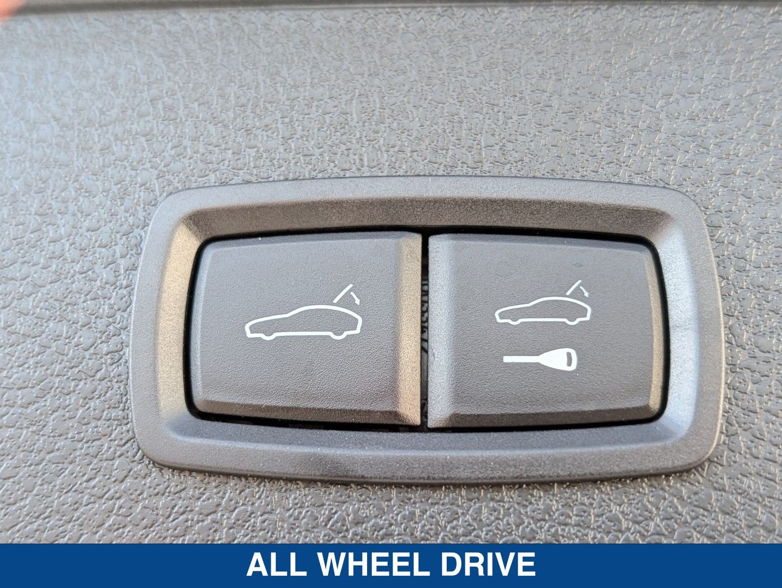 Used 2025 Porsche Macan Turbo AWD/4WD image 15