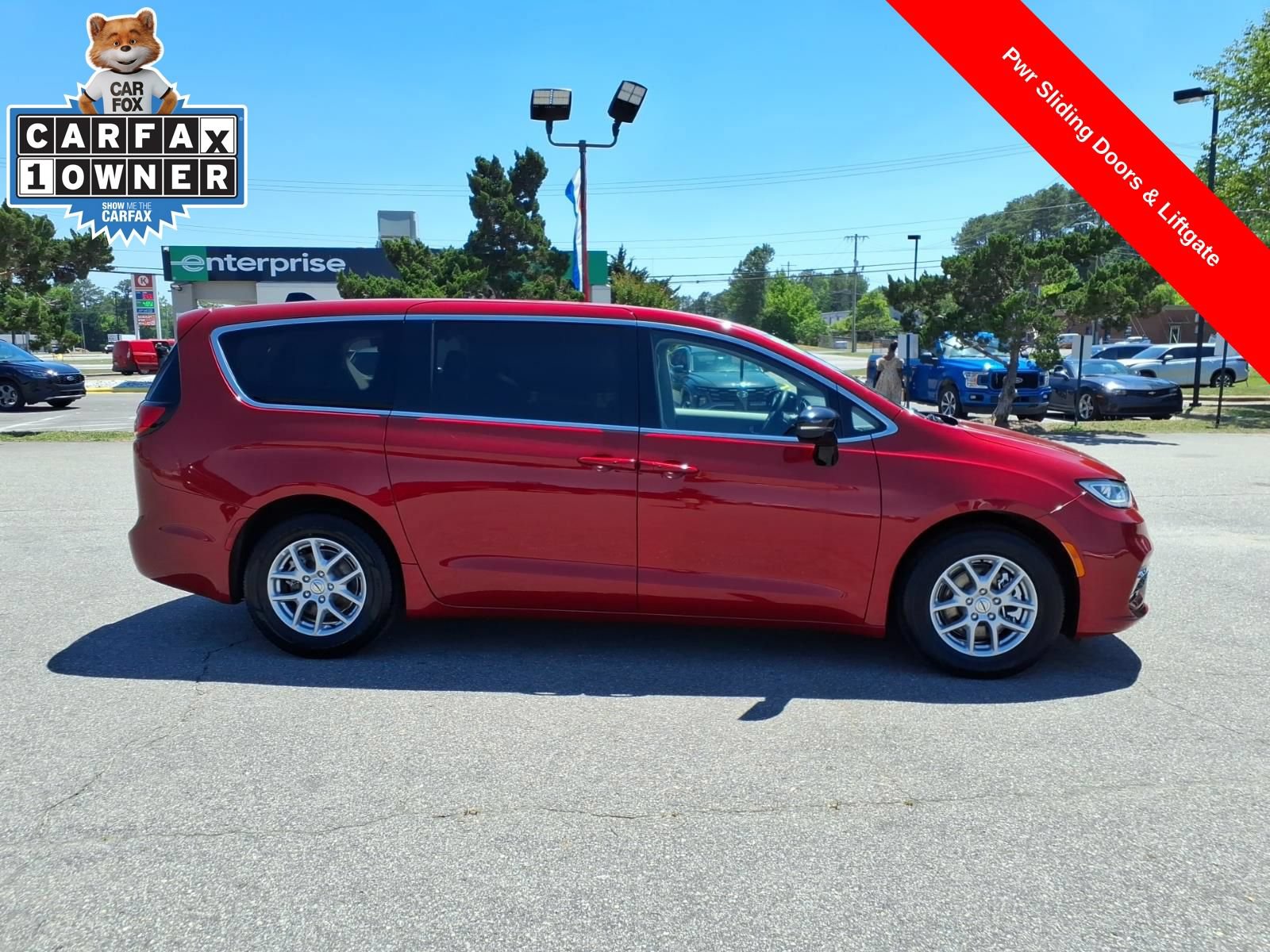 Used 2024 Chrysler Pacifica Touring-L FWD image 6