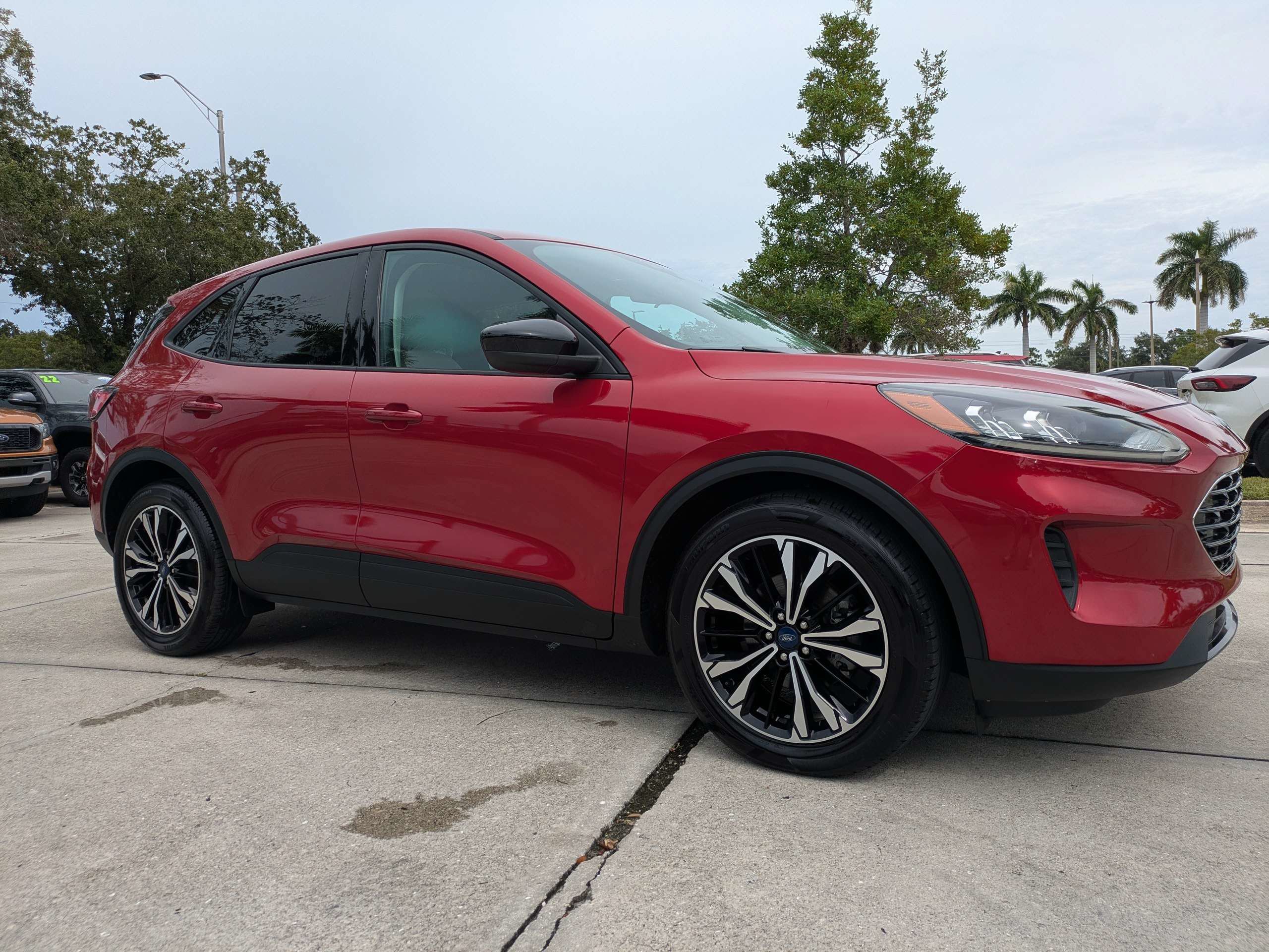 Used 2021 Ford Escape SE w/ SE Sport Appearance Package FWD image 2