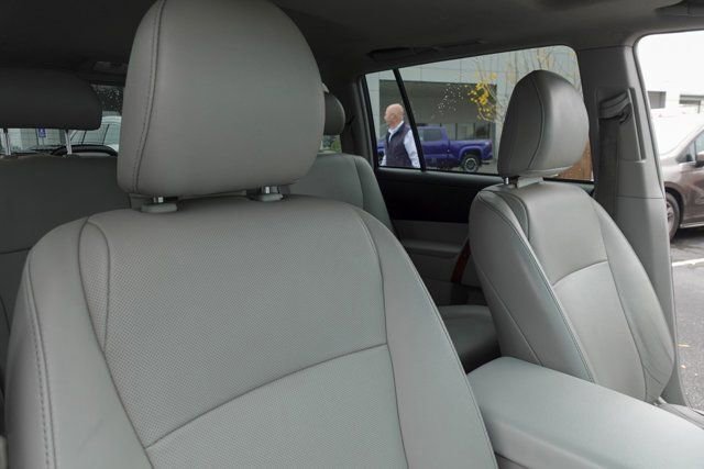 Used 2012 Toyota Highlander Limited w/ Tow Pkg image 15