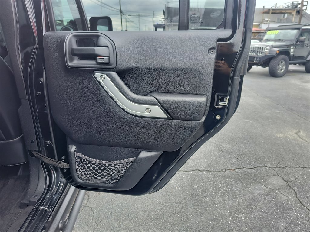 Used 2014 Jeep Wrangler Unlimited Rubicon image 35
