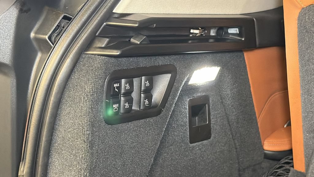 Used 2021 BMW X7 xDrive40i w/ Parking Assistance Package AWD/4WD image 18