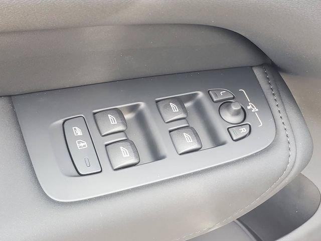 New 2026 Volvo XC60 B5 Ultra w/ Protection Package Premier AWD/4WD image 12
