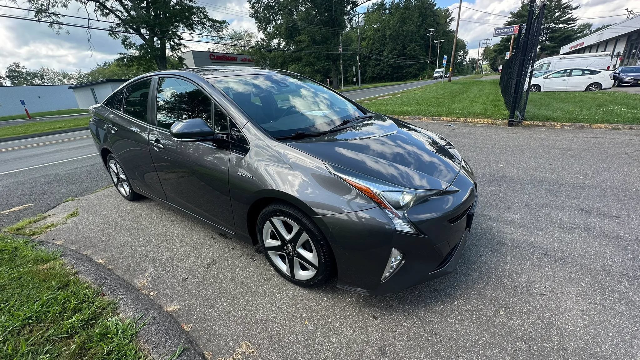 Used 2017 Toyota Prius Three Touring FWD image 3