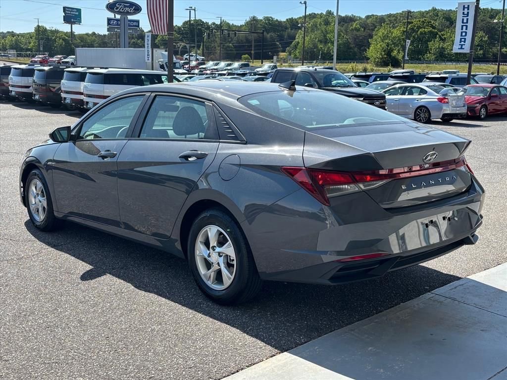 Used 2023 Hyundai Elantra SE w/ Preferred Accessory Package FWD image 2