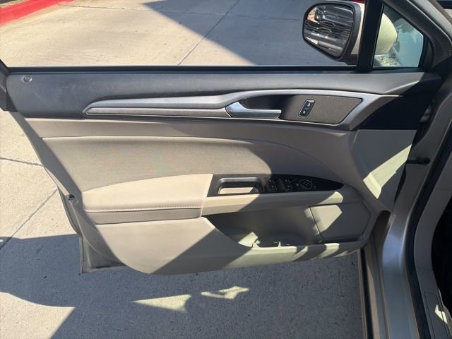 Used 2017 Ford Fusion SE FWD image 11